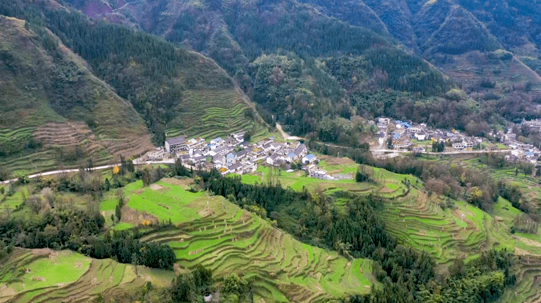 【盘州发布】半年后,586人将在这里安新家_大山镇_全媒_谷村