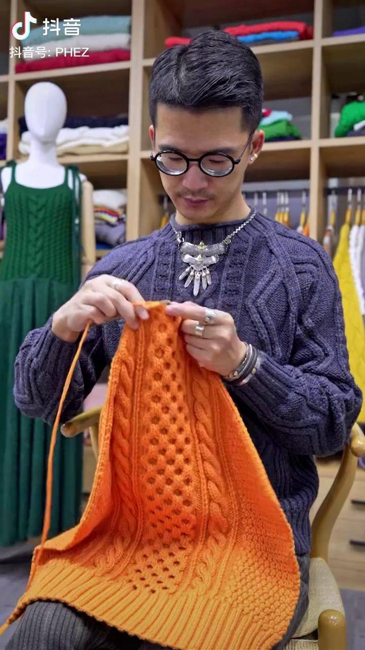 偶尔也要点亮色,点缀一下毛衣小哥