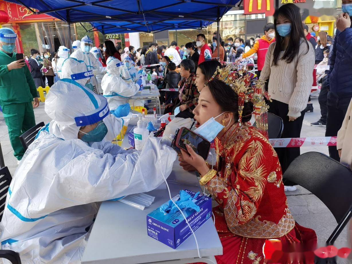 南方观察丨深圳市龙岗新娘穿着嫁衣做核酸网友全城祝福