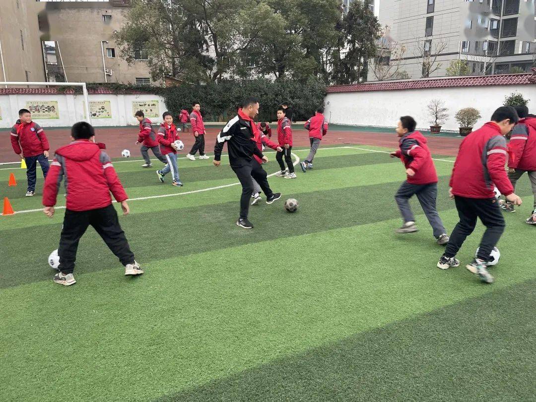 爱温暖校园奔跑吧赣鄱少年足球公益行第七站走进江西省铅山县实验小学