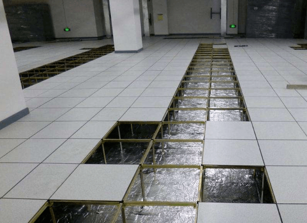 4,保温棉在地面铺设和地板下四周墙面铺设25mm厚阿姆斯壮一级福乐期