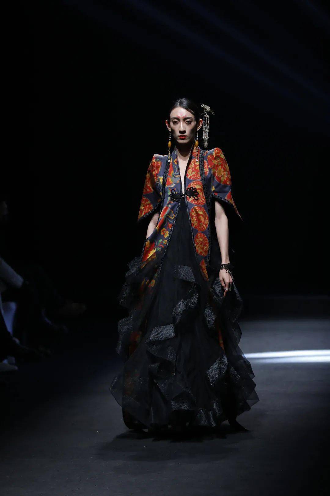 认为弘扬非遗文化是自己的本领,这次的走秀作品以蜀锦的创新为主题,把