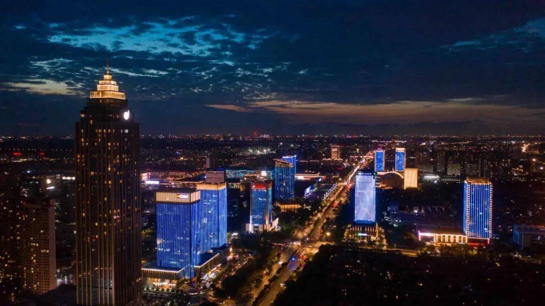 海宁大道成功打造光与影,明与暗交融的地标性入城口夜景,以智慧绿色