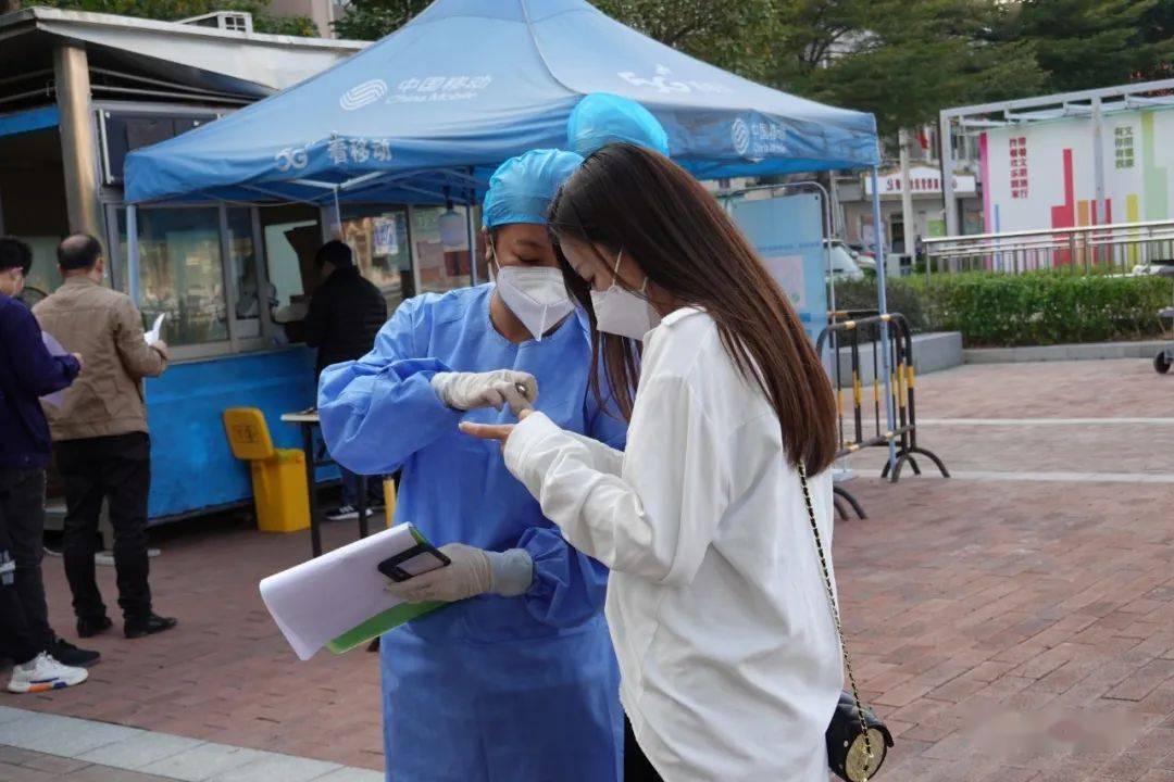 迅速响应虎门连夜对有深圳旅居史人员进行核酸采样工作