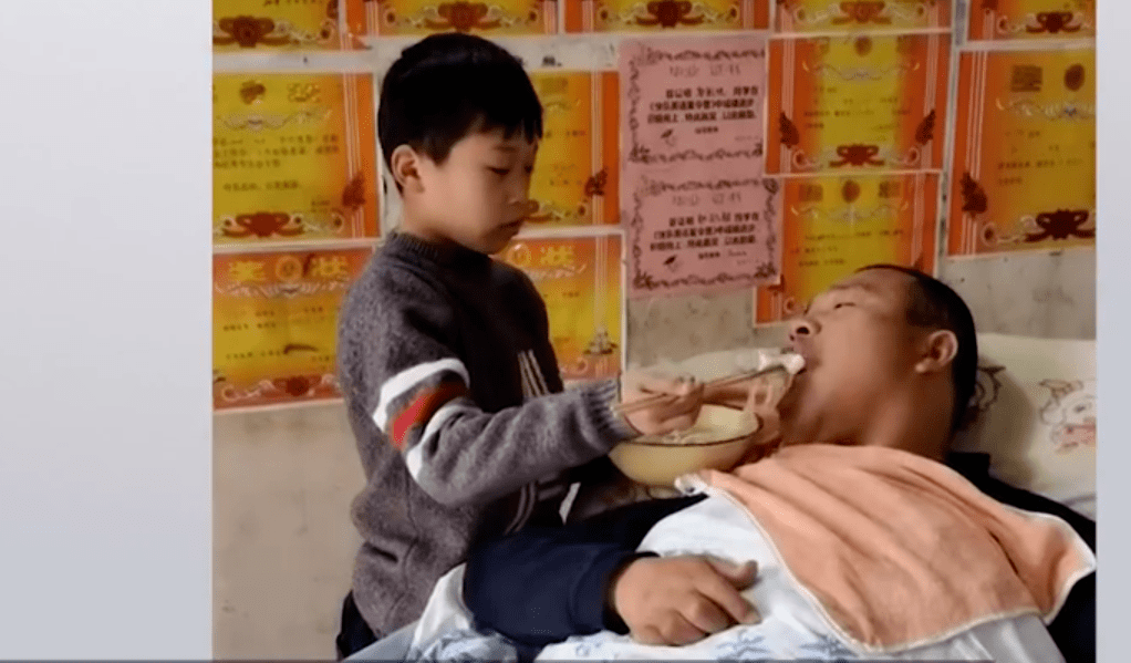 男的照顾瘫痪岳母 f309fc2dddf746fc93915b46ba208fb7.png