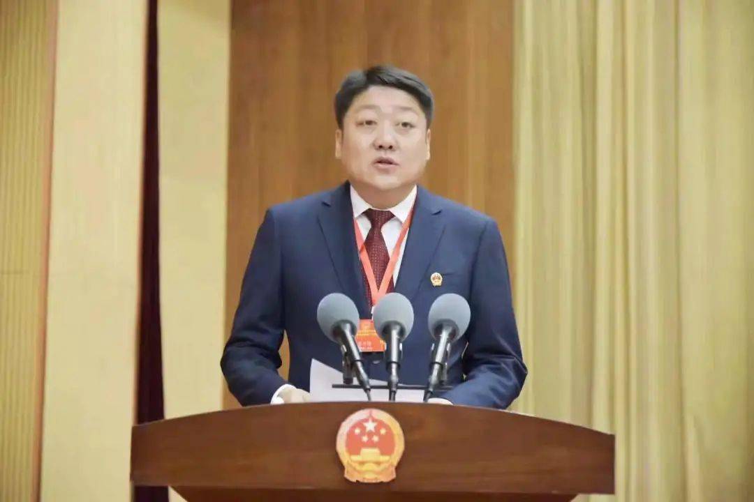 旗委副书记,政府代旗长莫日根代表阿拉善左旗人民政府向大会作工作