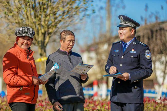 杨旭恒工作照.新密市公安局供图是破案"闪电侠",也是指挥"主心骨".