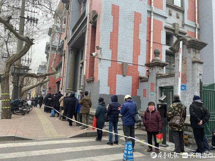 虎年生肖邮票发行首日济南集邮爱好者通宵排队抢购