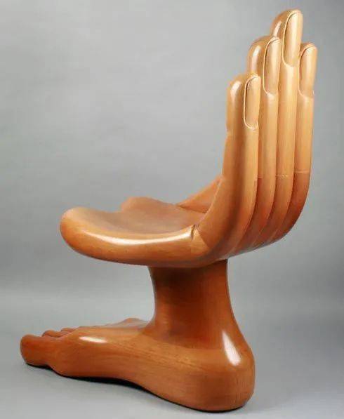 奇形怪状的椅子令人大开眼界