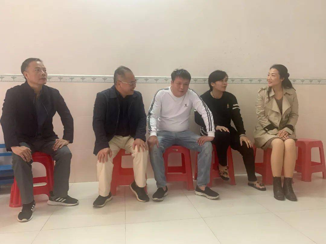 劳动作出的贡献,并叮嘱她保重身体,保持积极乐观心态,过好晚年生活