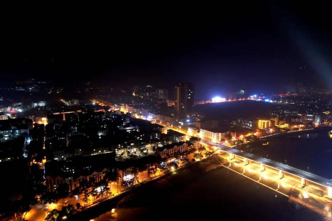 图组视频沙湾夜景用光影轮廓描绘出幸福的形状