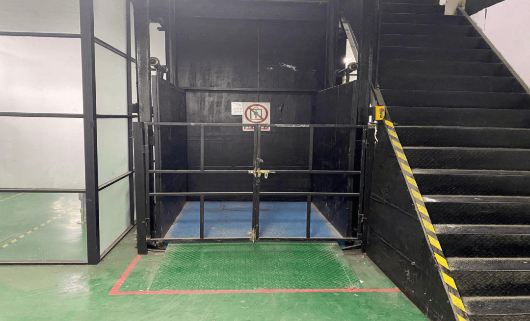 货梯安全提示明显,防护闸门齐全车间安全通道畅通,标识明显请市民朋友