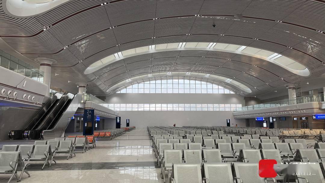 最高容纳2500名旅客候车四川凉山西昌西站内景提前探