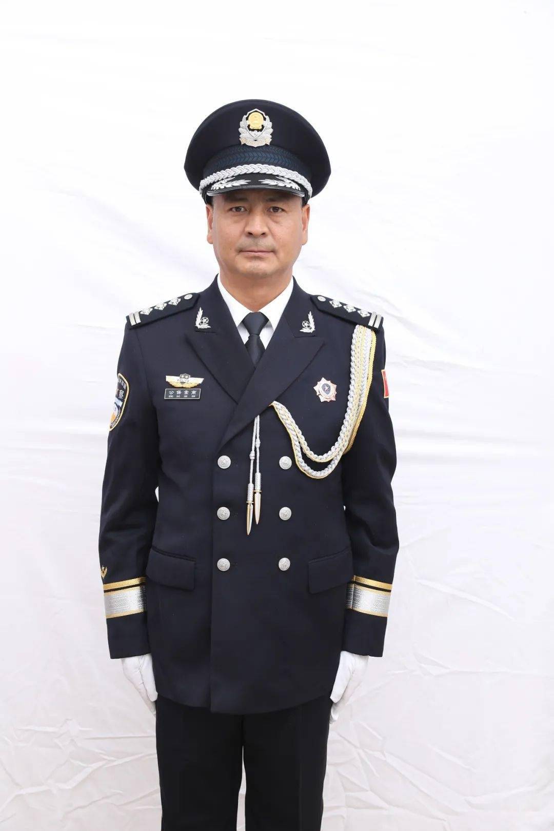【你好,警察节】庆祝第二个中国人民警察节系列活动之送你一张警服