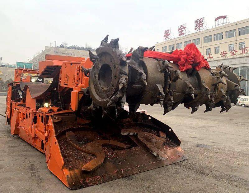 使用,连采二队提前着手,周密制定连采机机电和运输系统设计安装方案