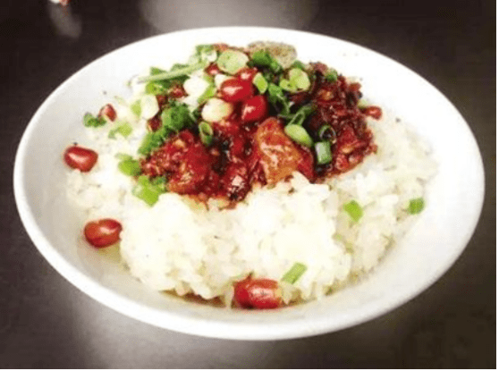 【舌尖上的盘州】辣鸡糯米饭_香味_牛肉汤_葱花
