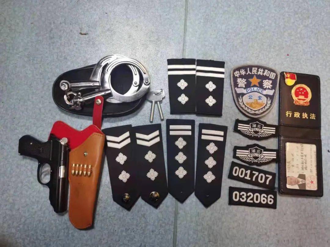 照片里的警察身着执勤皮衣,警衔,警号,胸徽,臂章4种警用标志倒是一应