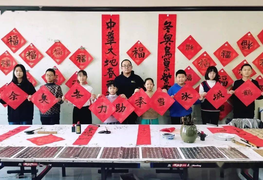 日前,昂昂溪区教育局关工委在青少年活动中心,组织8名小学生接受美术