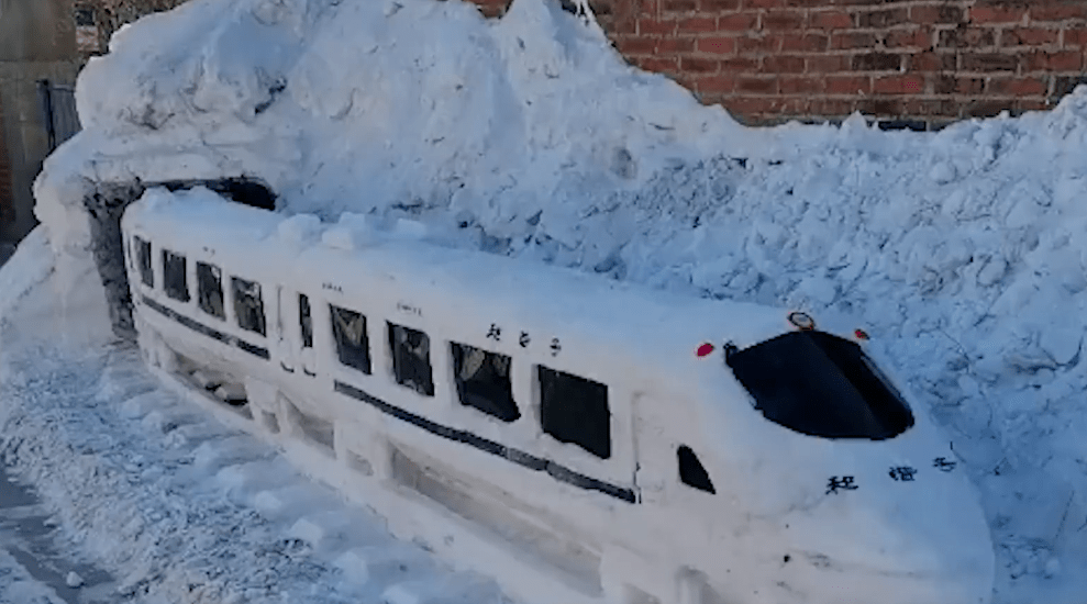 東北大爺用雪堆出列車過隧道