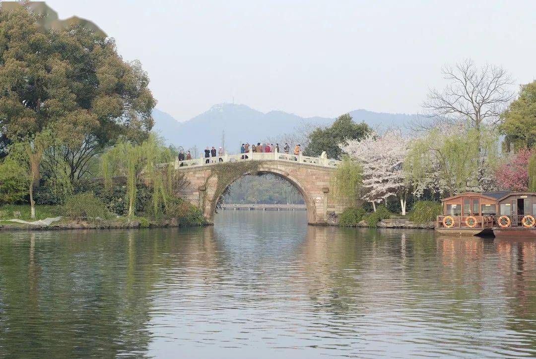 《西湖志》卷四记载:金沙港在里湖之西,与苏堤之望山桥对,适当湖南北