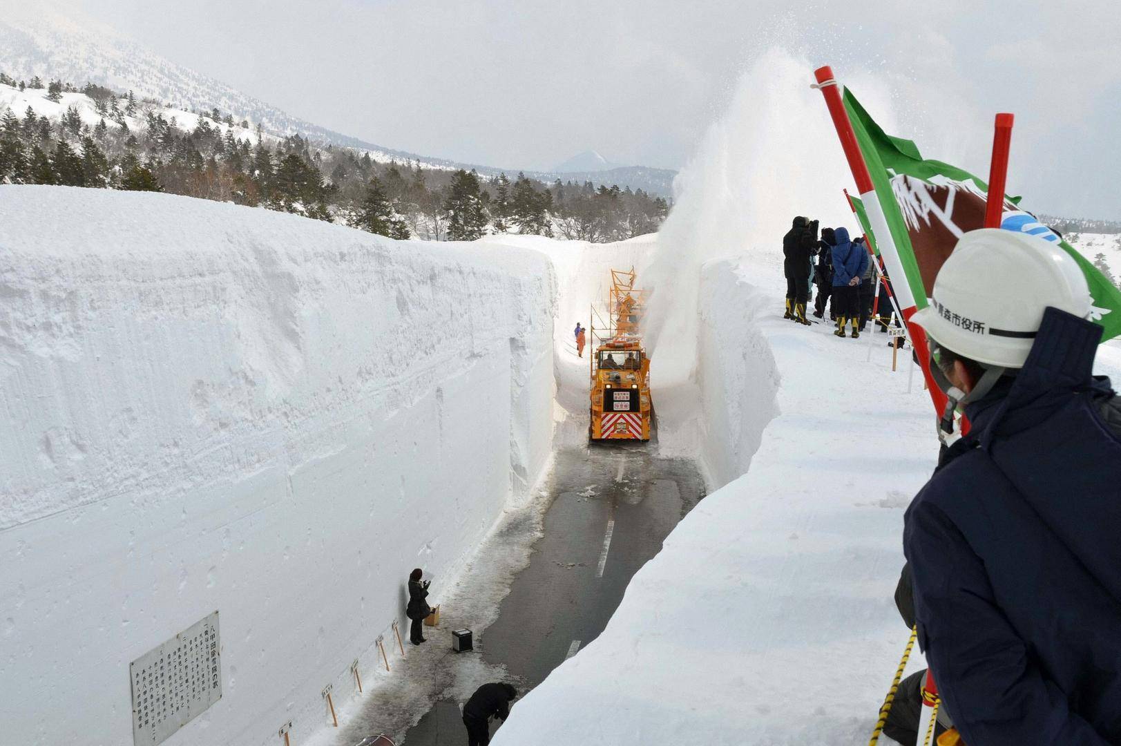 雪地|雪地踢球练技术，铲雪练体能！冰雪胜地中走出日本冠军足球队