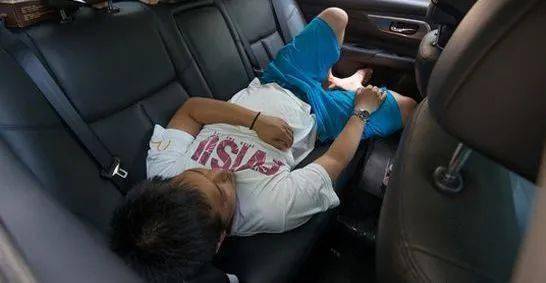 喜欢平躺在后座,毕竟这样在车内是可以比较大程度舒展身体的姿势,但是