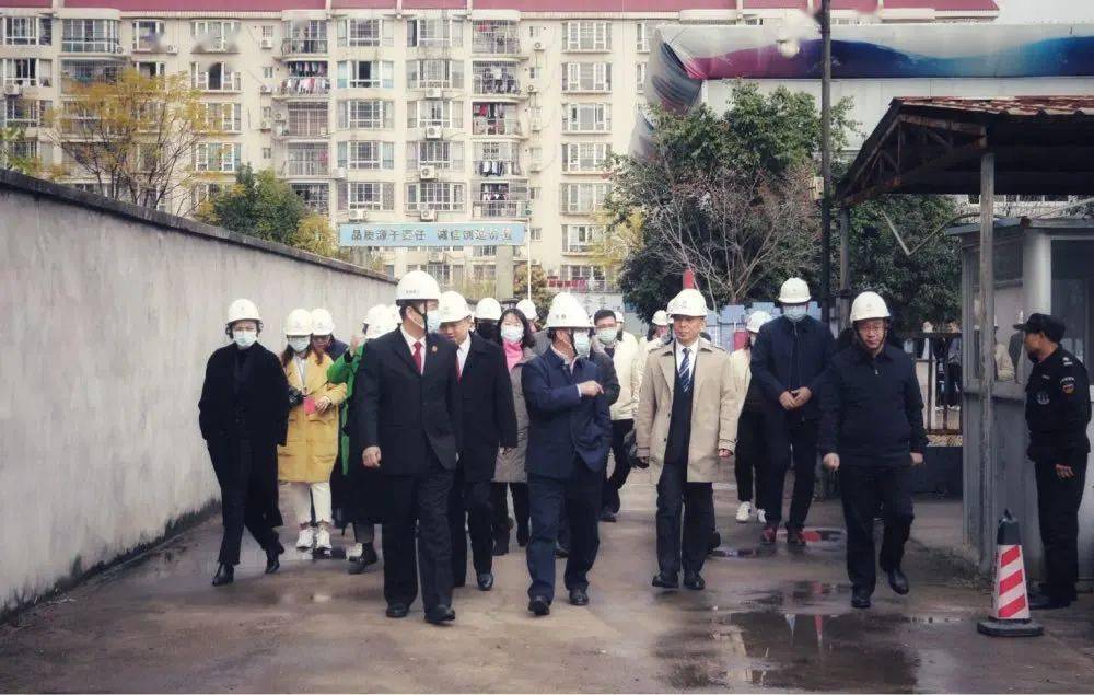 柳州市城中区人民政府副区长周伟平,以及广西建工集团下属子公司相关