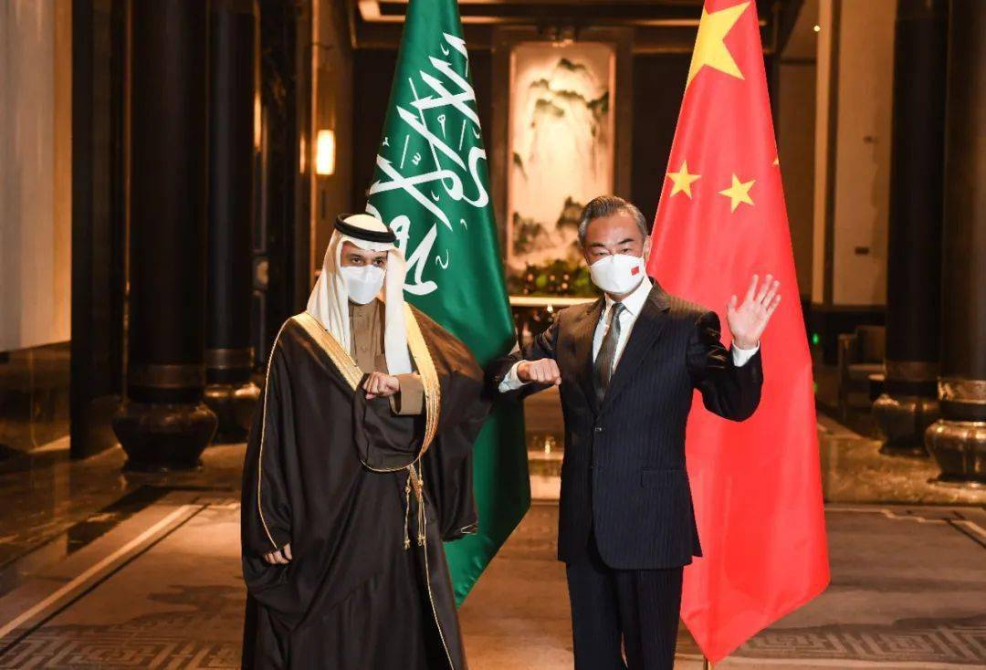 王毅表示,沙特是中国在中东最大贸易伙伴和最大原油进口来源国.