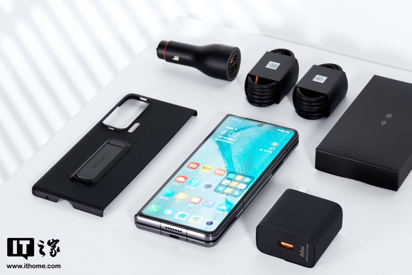 【IT之家开箱】荣耀首款折叠屏手机 Magic V 图赏：对称美学