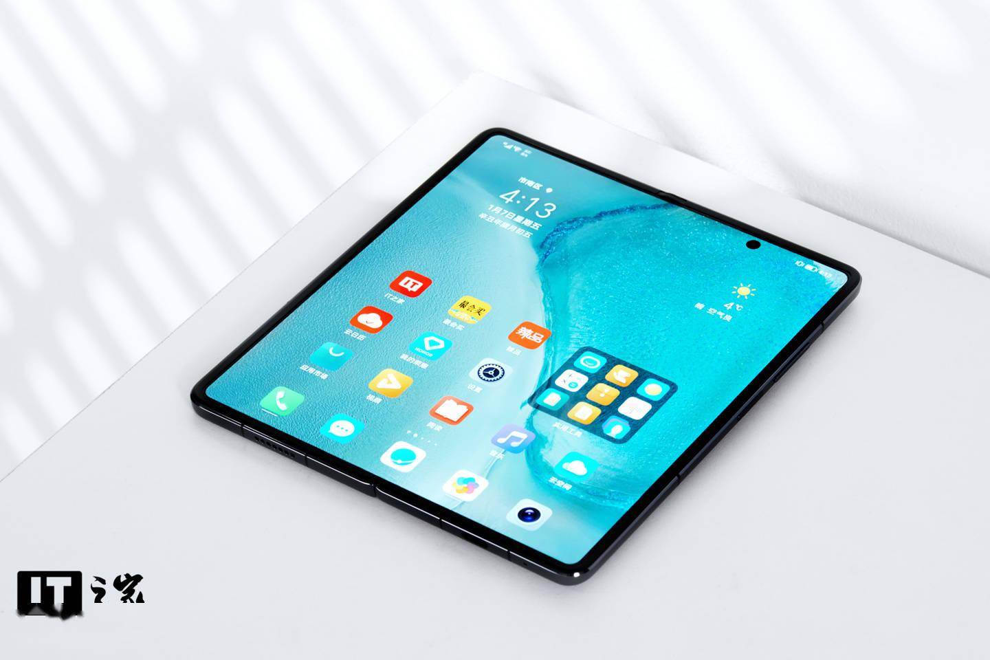 【IT之家开箱】荣耀首款折叠屏手机 Magic V 图赏：对称美学