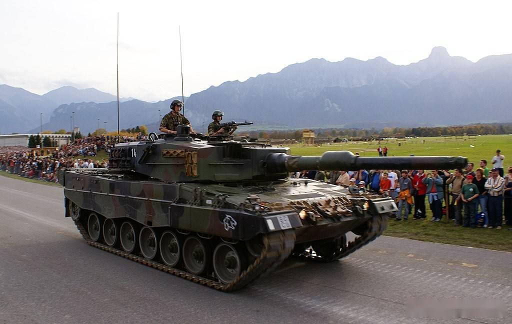 瑞士将按许可证生产的豹2a4命名为pz87,二者基本上相同,但瑞士军队