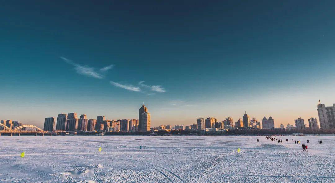 雪人|南方人馋哭了！超大雪人全网刷屏，冬天的所有浪漫都藏在这座「蜜雪冰城」！