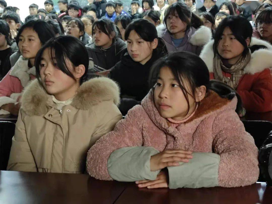 泗县杨集中学优秀毕业生回母校开展励志报告会_生活_胡小强_榜样