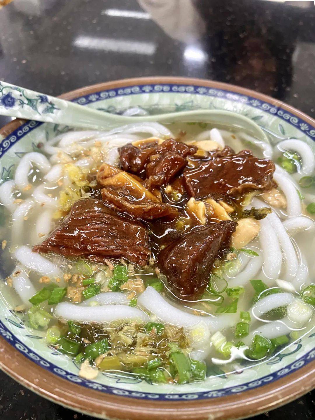 牛腩濑粉,牛腩炖得软糯,色泽多汁诱人,腩汁搭配濑粉,吃完满口留香.