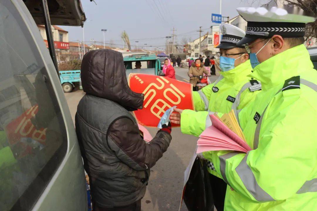 在宣傳交通安全知識的同時,將