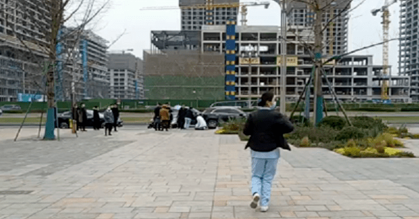 截图|男子地铁口心跳呼吸骤停！幸好对面是医院，医护人员上演“生死时速”