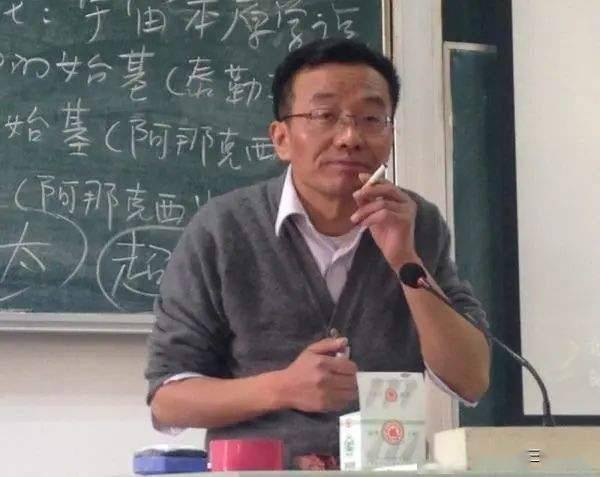 经历了儿子从学渣逆袭的故事后,王德峰多次在各种演讲上劝解各位家长