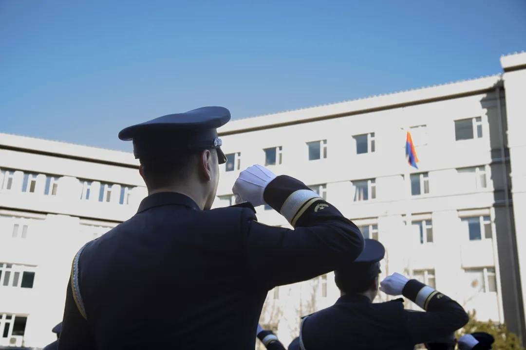 真正的人民警察为人民服务 735a134da4d54790b9276bf41b1a1d6f.jpeg