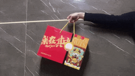 设计|必囤的年货礼盒到!点击一键拆礼,把爱带回家~