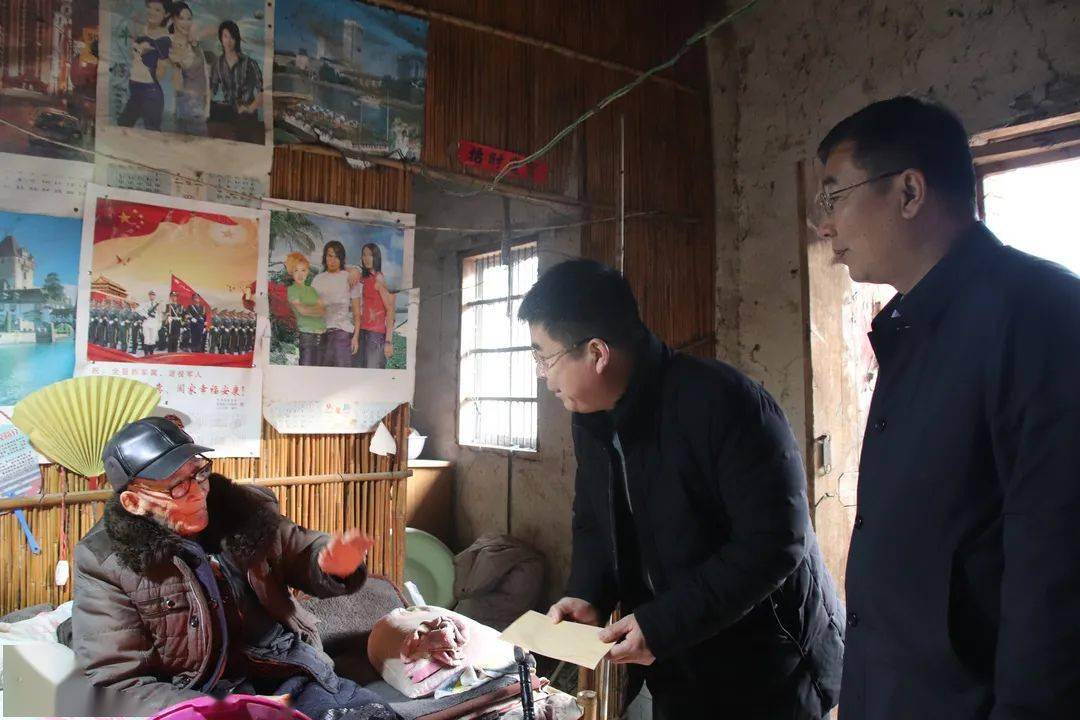 围观临泉老集村里来了这么一群人