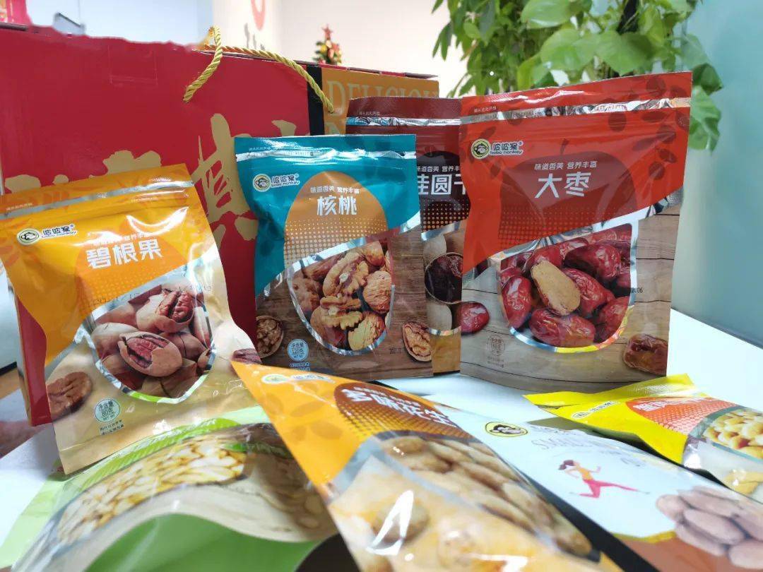 设计|必囤的年货礼盒到!点击一键拆礼,把爱带回家~