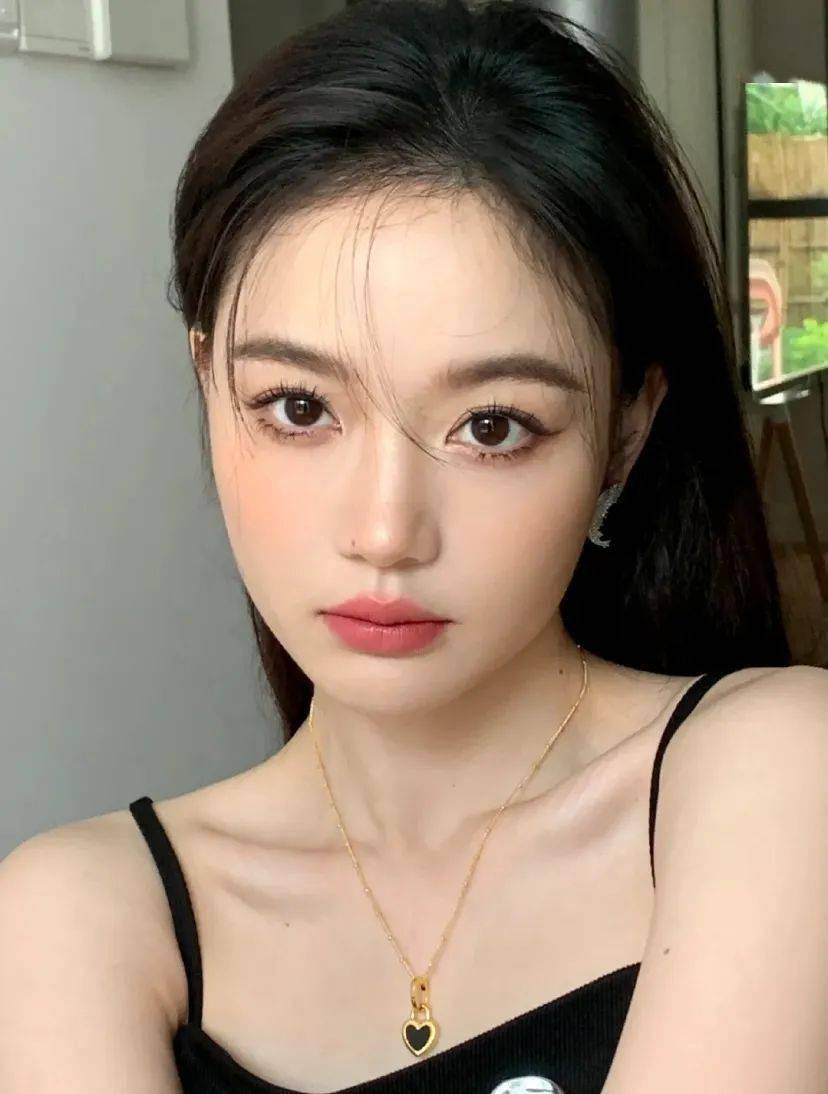 现实美妆博主回归现实，「换头术」到底是真是假？