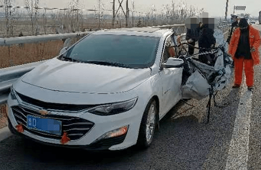 1月14日9时许,张某驾驶一辆白色雪佛兰轿车在京台高速枣庄段行驶中,在