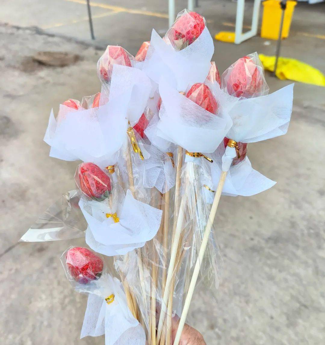 草莓花束 自制热水袋 抗疫一线 这些细节太暖心 采样 市红会医院 核酸 草莓花束 自制热水袋 抗疫一线 这些细节太暖心 采样 市红会医院 核酸