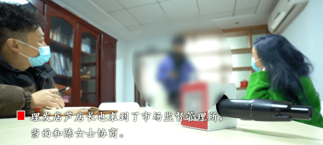 市场女子11小时染发2次，最后头发竟成这样！还被理发师嘲笑？