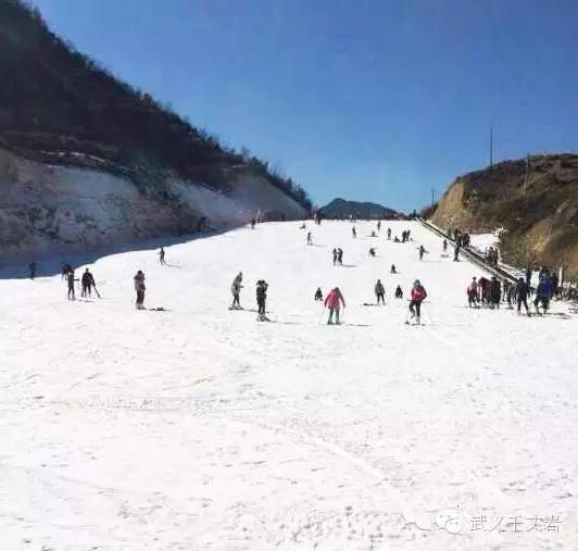 武义千丈岩滑雪场位于浙江省金华市武义县泉溪镇董源坑村千丈岩风景区
