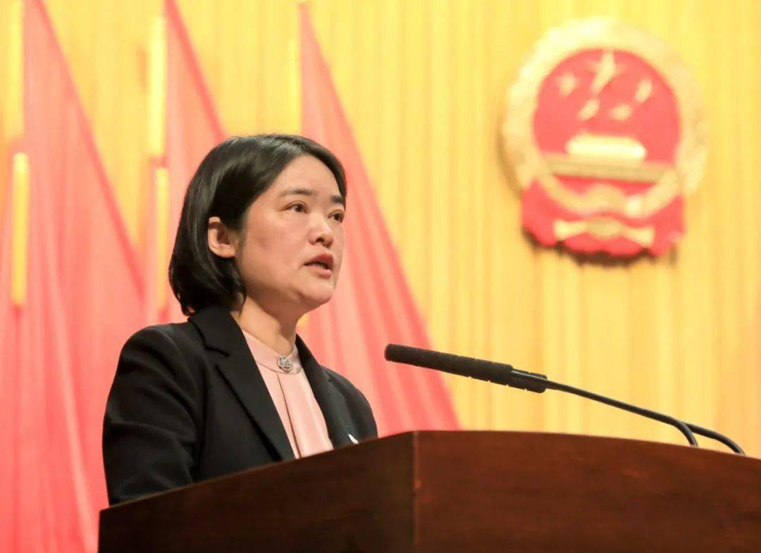 陈霞当选为县人民政府县长并作就职讲话新当选的县人民政府县长陈霞