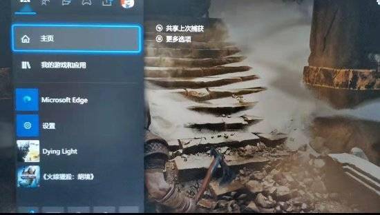 Xbox社交媒体经理晒用微软手柄玩战神 PS手柄玩光环