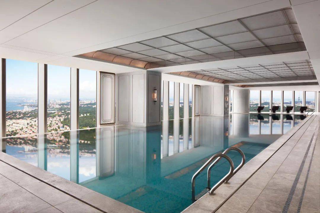 regis spa)设有5间景观理疗房,包含为情侣,家人和闺蜜特设的私密水疗