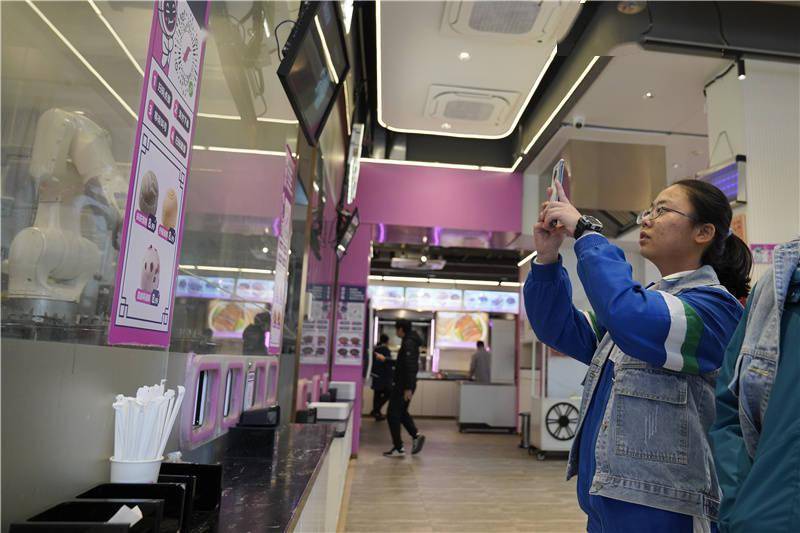 南都小记者未来营征文：与机器人面对面 思考“幸福”的内涵